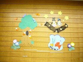 画像:切り紙で作られたセミと朝顔と織姫と彦星の装飾