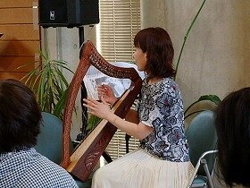 画像:アイリッシュハープの演奏