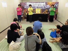 画像:大人も子どもも一緒に手遊び歌を楽しんでいるところ