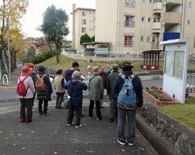 画像:青山台団地で団地に関する話を聞く参加者。