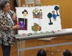 画像:おばけのパネルシアターをしています。