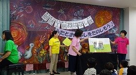 画像:4.読み聞かせをしている三人の演者とピアノ演奏者