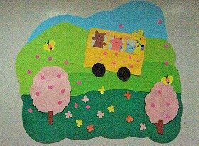 画像:動物たちがバスに乗って、野原に遊びに来ています。