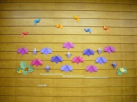 画像:折り紙で折った花菖蒲、菖蒲、鳥、カタツムリの装飾。