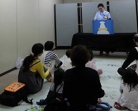 画像:大型かみしばい「ごきげんのわるいコックさん」公演中