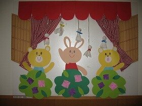 画像:窓にてるてるぼうずがさげられ、どうぶつが外を見ている。