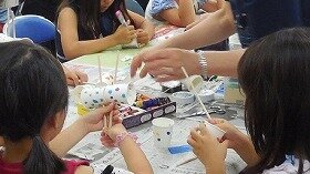 画像:けん玉を作っているところ。