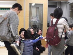 画像:終了後に見送りをする人形と演者と退出していく親子。