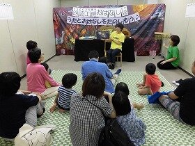 画像:絵本のきれいな打ち上げ花火の絵に、みんな引き込まれています