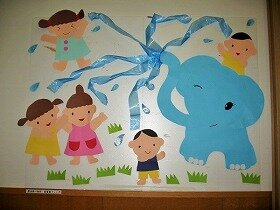 画像:水色のぞうが子どもたちに向けて鼻から水をかけています。