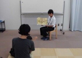 画像:職業体験生がえほんの読み聞かせをしている様子