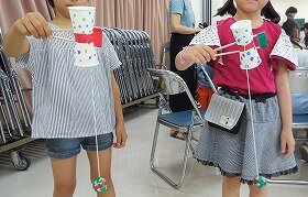 画像:完成したけん玉を見せているところ。