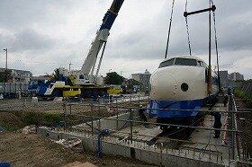 画像:線路上へ降下、着地しようとしているところです。