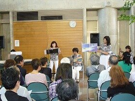 画像:絵本よみきかせ