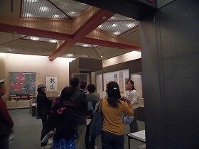 画像:大塩平八郎展で、学芸員の説明が始まるところ。