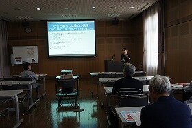 画像:ちさと暮らしに役立つ講座にて、講師のお話をきく参加者たち