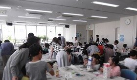 画像:貯金箱を作成している親子