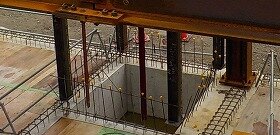 画像：エレベーターを設置する場所で、四角く窪んだ様子がみえます。