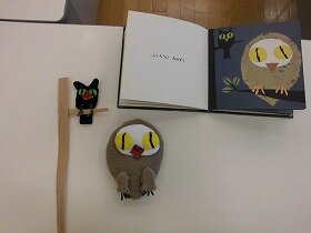 画像：布で作ったふくろうとみみずくとそれらが出てくる絵本の一場面を並べた写真