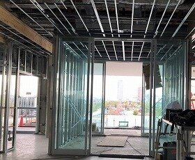 画像：2階の出入口から健都レールサイド公園へ向かって撮影した写真。