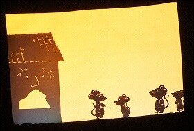 画像：「ねずみのよめいり」の影絵です。