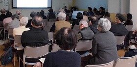 画像：健康医療情報講座「胃がんの手術とチーム医療」の講演に聞き入る参加者。