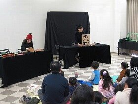 画像：大型組木を演じています。