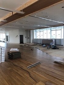 画像：2階フロアで、写真の右側に子どもの本が並びます。