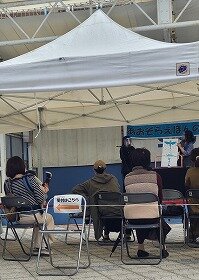 画像：絵本にあわせてぴょーんとするようす