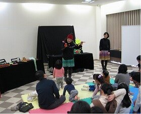 画像：パネルシアターのクリスマスツリーの飾りつけをしています。