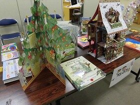 画像：手前がクリスマスツリー型、奥はハウス型しかけ絵本