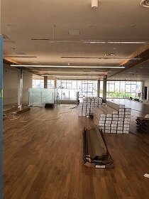 画像：2階フロアです。写真の真ん中あたりに、1階と2階を結ぶ階段が写っています。