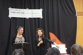 画像：ヘルマンハープの説明をする二人