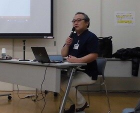 画像：健康医療情報講座「胃がんの手術とチーム医療」講演会にて講演中の高山講師。