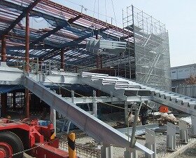 画像：屋外大階段の組み上げ作業中の写真です。