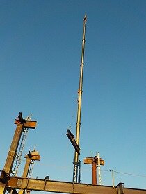 画像：クレーンで梁を持ち上げます。