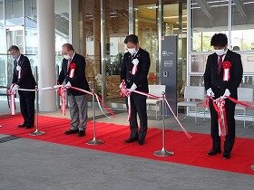 写真2：テープカットの画像