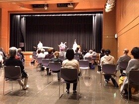 画像：津軽三味線、筝の演奏と津軽手踊りの写真。