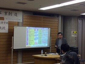 画像：講演中の講師