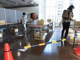 画像：リサイクル本コーナーで、本を選ぶ親子連れなど参加者の姿。