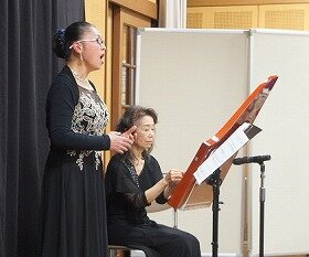 画像：歌い演奏する様子