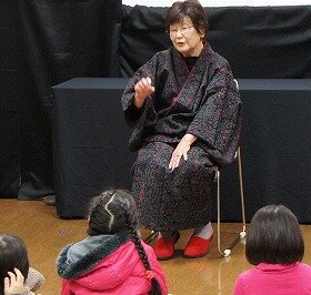 画像：「おもち一つでだんまりくらべ」のおはなしをしています。
