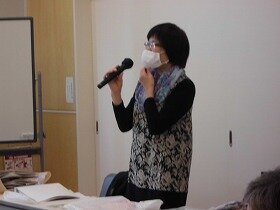 画像：講師の小西先生が受講生にお話している様子