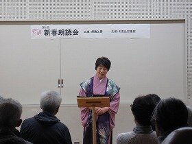 画像：参加者の前で、演者が朗読をしている