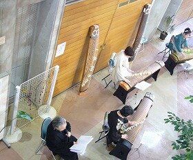 画像：ハーブ園へ抜ける階段から撮影した演奏の様子。