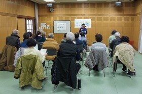 画像：歩き方や足についての講義の様子