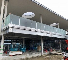 画像：健都ライブラリーの西側から撮影した写真。手前には2階の踊り場が写っています。写真の右奥には、屋内大