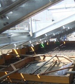 画像：大階段の下で、木が植えられるスペースです。