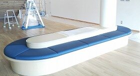 画像：青い座面のソファ席です。