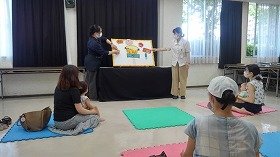 画像：パネルシアターカレーライスで、カレーライスを作っている様子